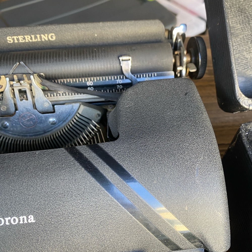 Smith-Corona Sterling Black Typewriter in Original Hard Case - Picture 4 of 8